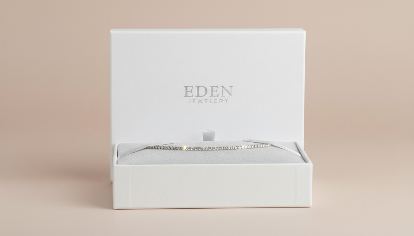 brazalete con circonitas dentro de una caja de regalo elegante de la marca Eden Jewelery, estilo minimalista